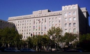 Defensa adjudica un contrato de seguridad a una empresa de un imputado por fraude