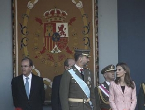 El Príncipe preside por primera vez el desfile militar por la Fiesta Nacional 