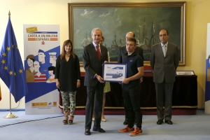 Los ganadores del concurso ‘Carta a un militar español&#039; recogen su premio