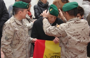 El Regimiento de Cazadores de Montaña 'Galicia' rinde homenaje a un veterano de 101 años