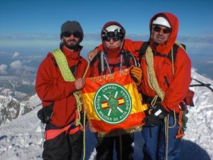 Dos militares del Grupo Militar de Alta Montaña permiten a una invidente coronar la cima del Mont Blanc en cuatro días.