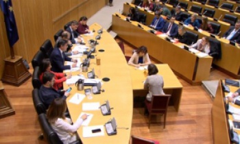 Comisión de Defensa 20F: la Ministra guarda silencio sobre las retribuciones